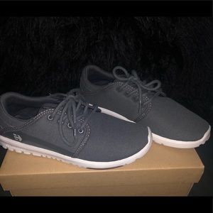 Etnies running shoes
